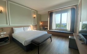 Mayflower Grande Suite Hotel